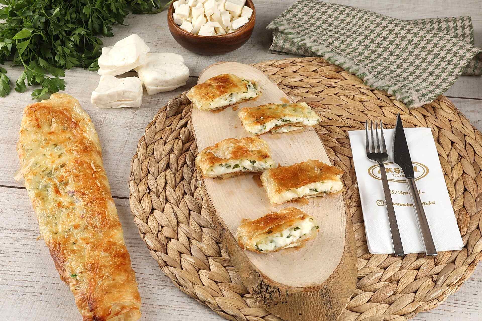 Antep Peynirli Kol Böreği